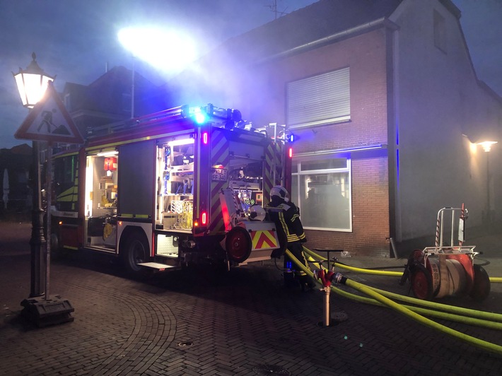 FW Kranenburg: Brand einer Doppelgarage im Ortskern