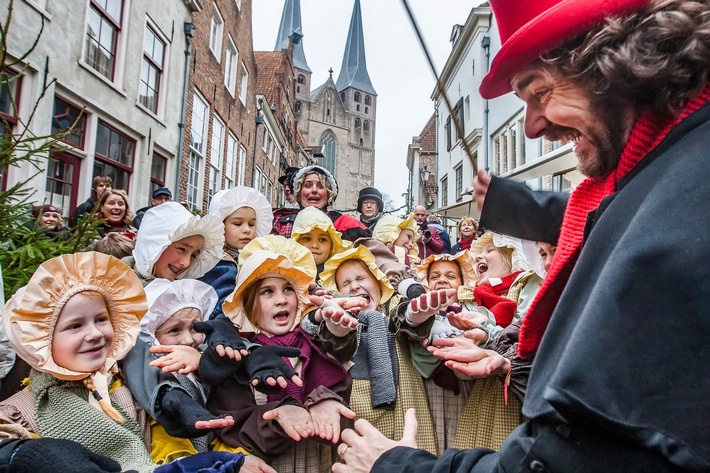 Dickens Festival, Schlittschuhbahnen, Eisskulpturen: Vorweihnachtszeit in den niederländischen Hansestädten