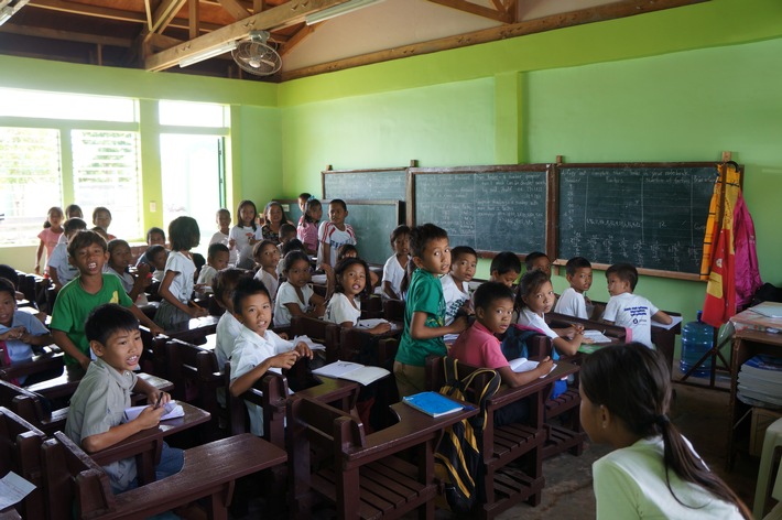 Zwei Jahre nach dem Taifun Haiyan / Caritas übergibt auf den Philippinen erste Schulzimmer und Wohnhäuser