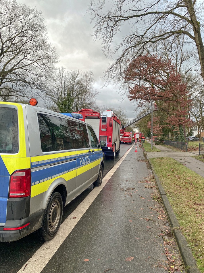 POL-ROW: +++ Unfall mit Rettungswagen ++ Stürmisches Wochenende ++ Schornsteinbrand in Hellwege +++