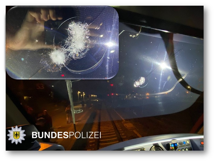BPOL NRW: Steinwurf auf Regionalbahn - Bundespolizei nimmt Ermittlungen auf und sucht Zeugen