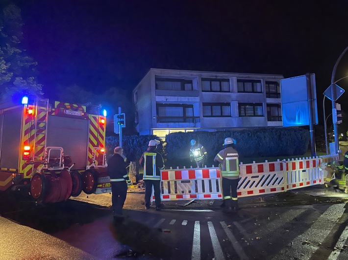 FF Bad Salzuflen: Doppelter Blitzeinschlag nach Gewitter in Bad Salzuflen / Die Freiwillige Feuerwehr muss binnen weniger Stunden zu zahlreichen Einsätzen ausrücken. Verletzt wird glücklicherweise niemand