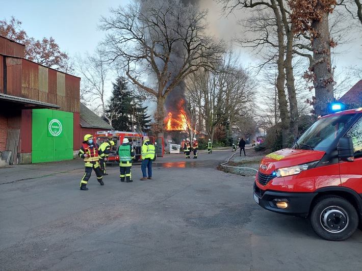 POL-STD: Feuer in Wangersen zerstört Scheune mit drei Fahrzeugen und einem Wohnanhänger