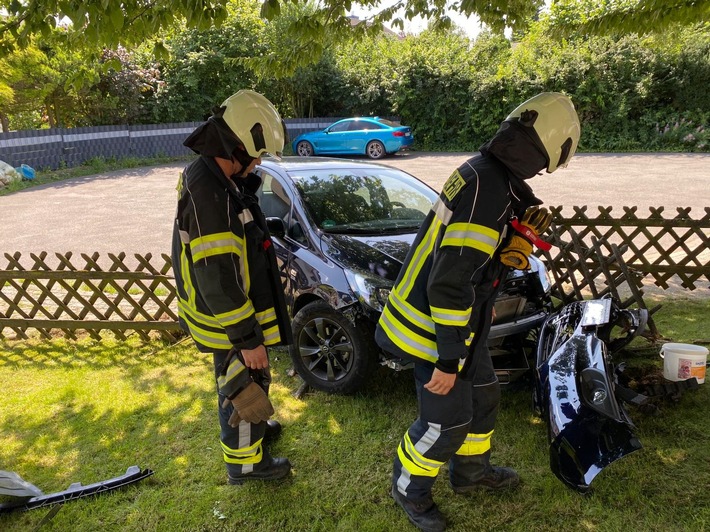 FW-EN: Wagen landet im Vorgarten