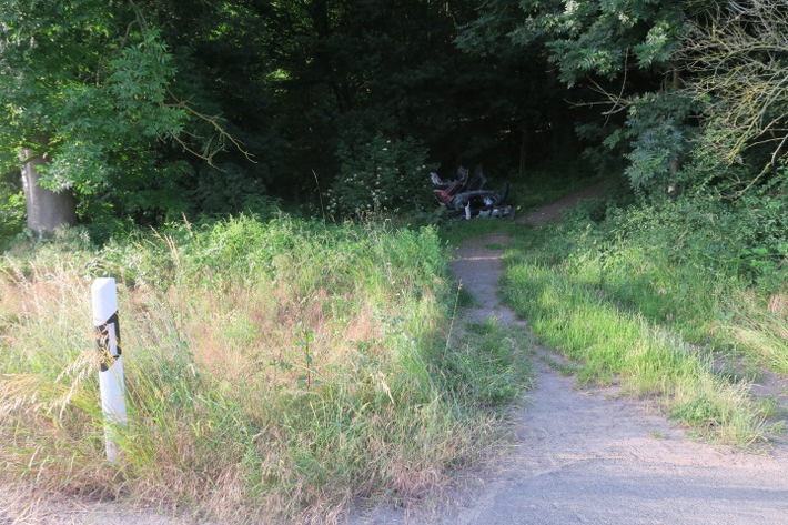 POL-WE: Nach Fussballcorso - Poser gibt Führerschein ab in Büdingen ++ Illegale Entsorgung von Fahrzeugteilen in Altenstadt ++ Exhibitionist am Friedhof in Echzell ++ u.a.