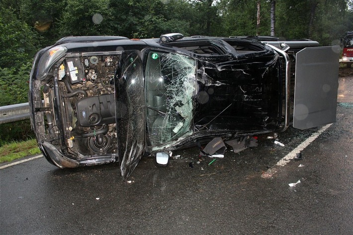 POL-OE: Schwerer Verkehrsunfall mit fünf Verletzten