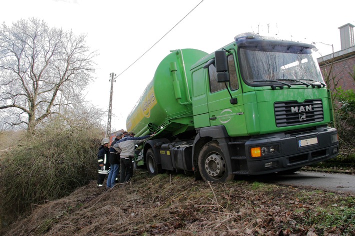 FW-E: LKW droht eine Böschung hinab zu stürzen, 28-Tonner beim Rückwärtsfahren von der Straße abgekommen