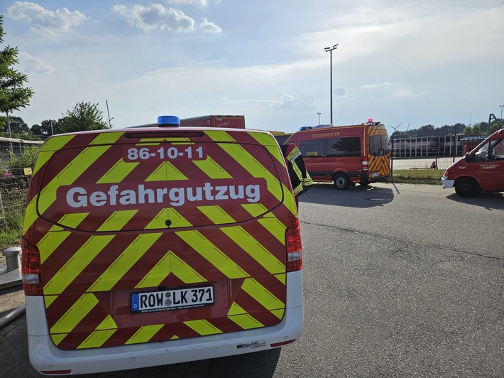FW-ROW: Gasaustritt auf Firmengelände