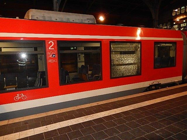 BPOL-KI: Scheibe zerstört: Regionalexpress vermutlich mit Steinen beworfen