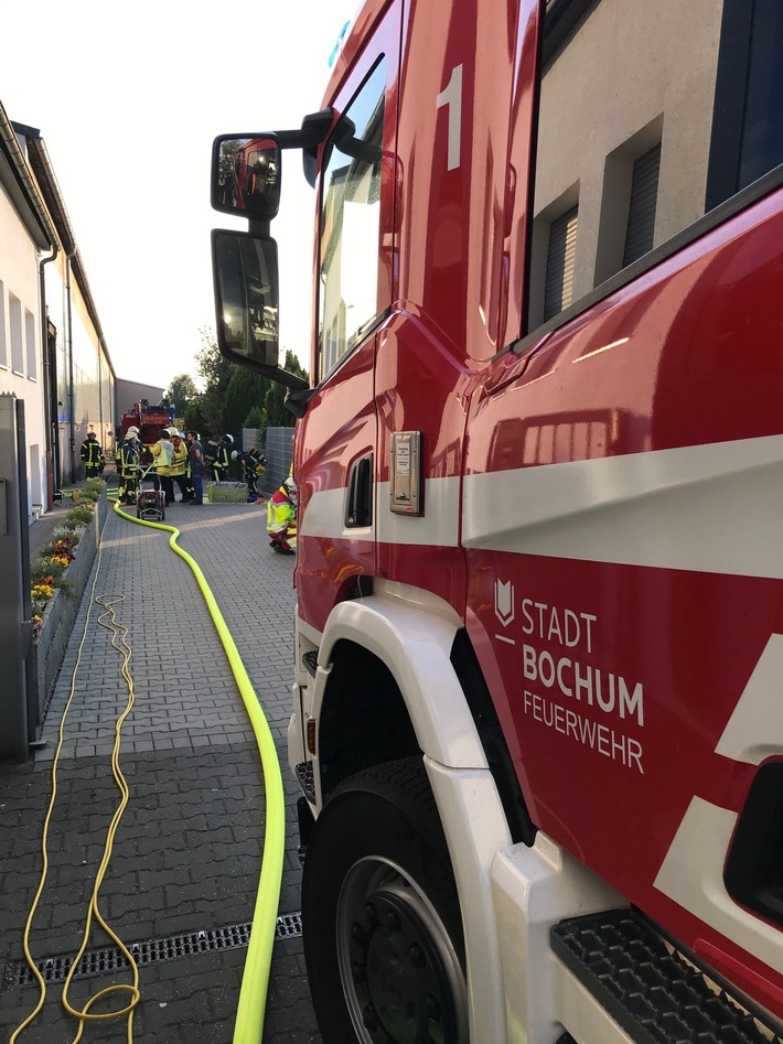 FW-BO: Ungewöhnlicher Brand in einer Industriehalle