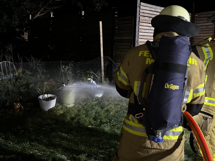 FW Menden: Brennender Gasofen sorgt für Feuerwehreinsatz