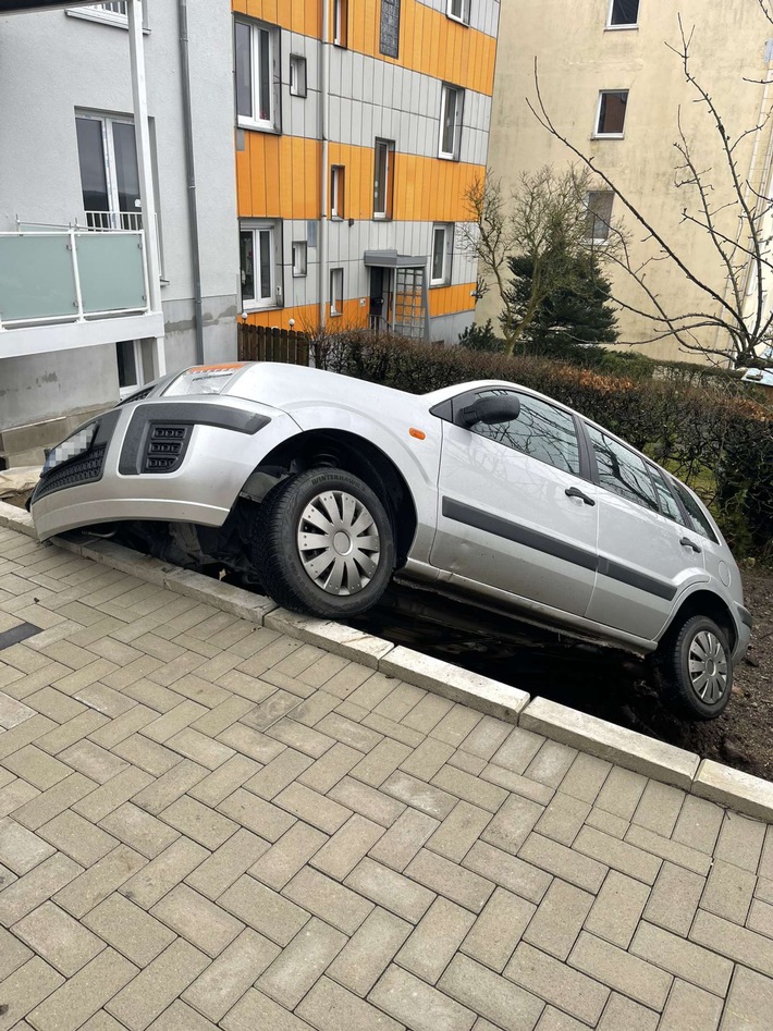 POL-MK: Beim Einsteigen Handbremse gelöst - Auto rollt mit Besitzer quer über Parkplatz und verunfallt