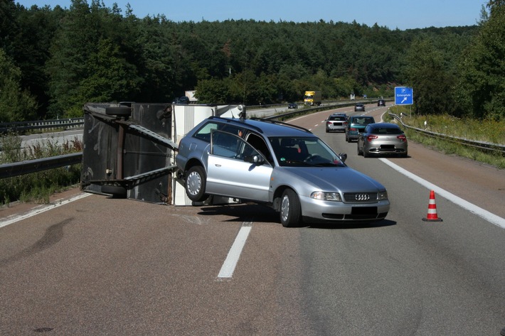 POL-PDKL: A6/Wattenheim, Wohnwagen kippt um