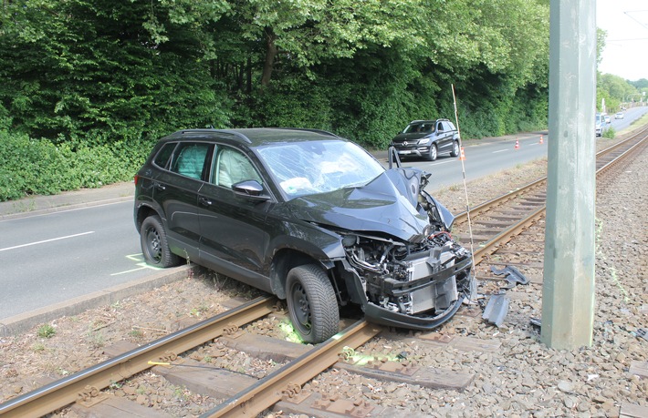 POL-BO: &quot;Sekundenschlaf&quot; am Steuer: Hoher Sachschaden und ein verletzter Autofahrer