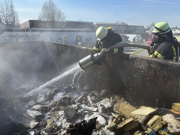 FW-Schermbeck: Brand Müllcontainer