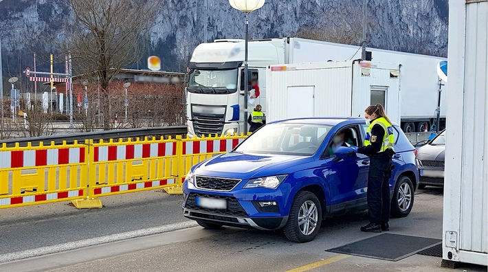 Bundespolizeidirektion München: Hilfe für Migranten - Bundespolizei nimmt Österreicherin und Italiener fest