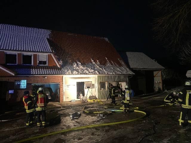 POL-STD: Brand in Lagerscheune an Wohnhaus in Oldendorf schnell gelöscht