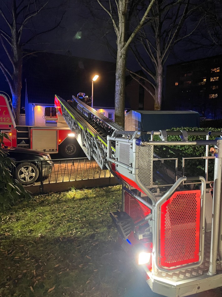 FW Norderstedt: Glojenbarg - Schornsteinbrand in einem Einfamilienhaus
