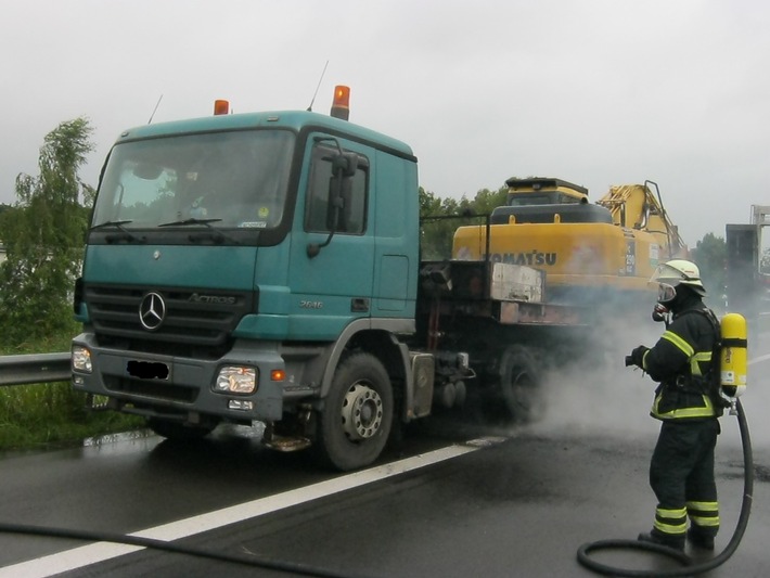 POL-WL: Schwertransport gerät in Brand - hoher Sachschaden und kilometerlanger Stau auf der Autobahn 1
