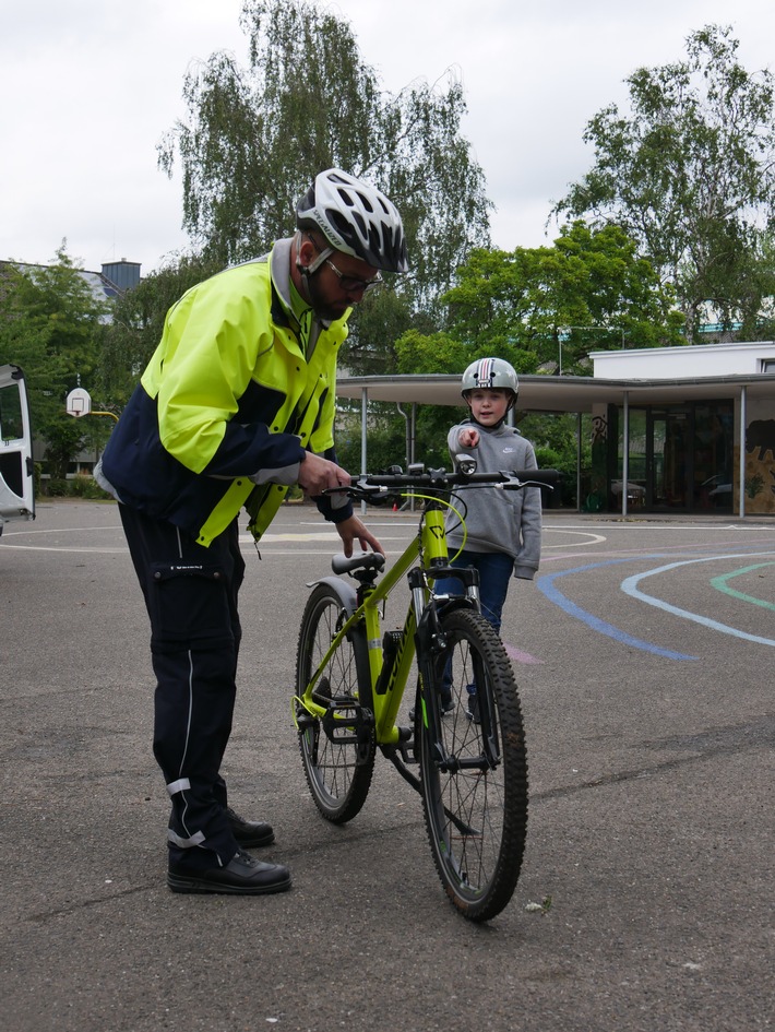 POL-NE: Viertklässler üben das Radfahren - auch in Zeiten von &quot;Corona&quot; (Fotos anbei)