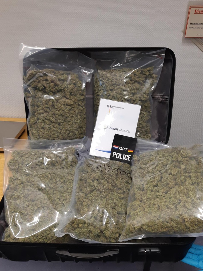 BPOL NRW: Fahndungserfolg des grenzüberschreitenden Polizeiteams; Niederländer mit 5,3 Kilogramm Marihuana im Wert von 54.000 Euro auf der A 3 bei Rees festgenommen