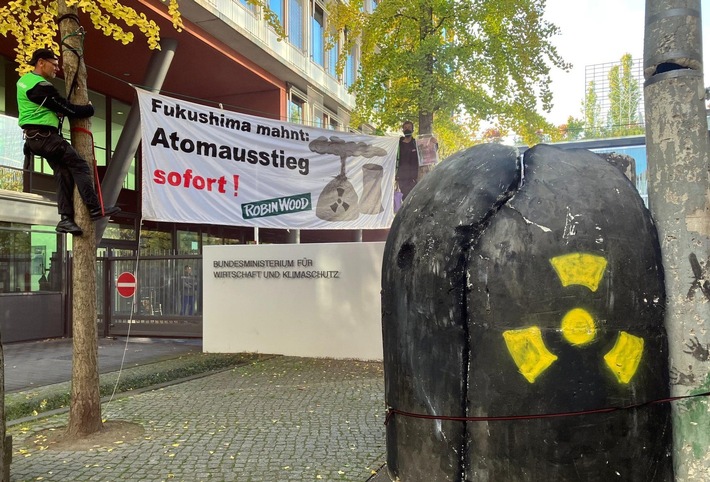 Anti-Atom-Protest vor Klimaschutzministerium in Berlin
