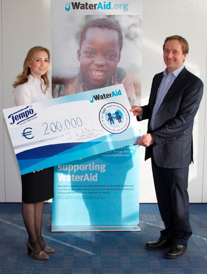 &quot;Tempo Hygiene-Initiative&quot; erzielt 200.000 Euro (mit Bild) / Spendensumme in London an Projektpartner WaterAid übergeben / Spendengelder kommen direkt Projekten in Uganda zu Gute