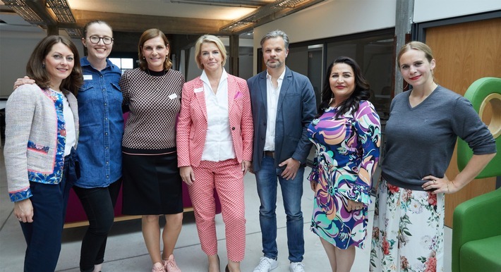 Female Founders-Talk von news aktuell, GWPR und nma: Gründerinnen im Gespräch mit Female PR-Professionals 18.07.2019, Hamburg: Event von news aktuell, GWPR Deutschland und next media accelerator, Talk-Thema: "Female Founders - Much more than just a new hype!"; Im Bild v.l.n.r.: Janina von Jhering, Marina Ekroos, Edith Stier-Thompson, Tina Mentner, Christoph Hüning, Jasmin Taylor, Charlotte Richter-Kiewning. Weiterer Text über ots und www.presseportal.de/nr/6344 / Die Verwendung dieses Bildes ist für redaktionelle Zwecke honorarfrei. Veröffentlichung bitte unter Quellenangabe: "obs/news aktuell GmbH/Georg Wendt"