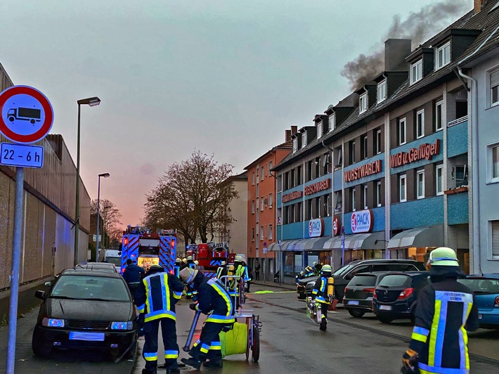 FW-E: Zimmerbrand in Dachgeschosswohnung eines Mehrfamilienhauses an der Lützowstraße, zwei Personen verletzt