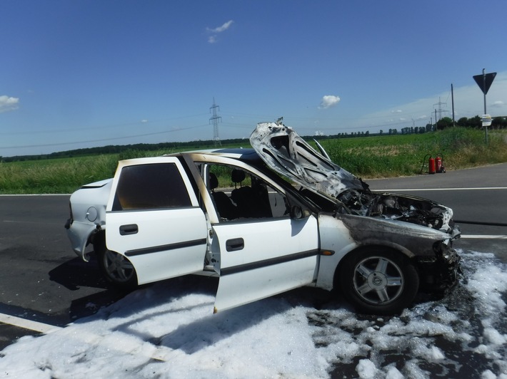 POL-DN: Fünf Verletzte nach Unfall - Auto brannte aus