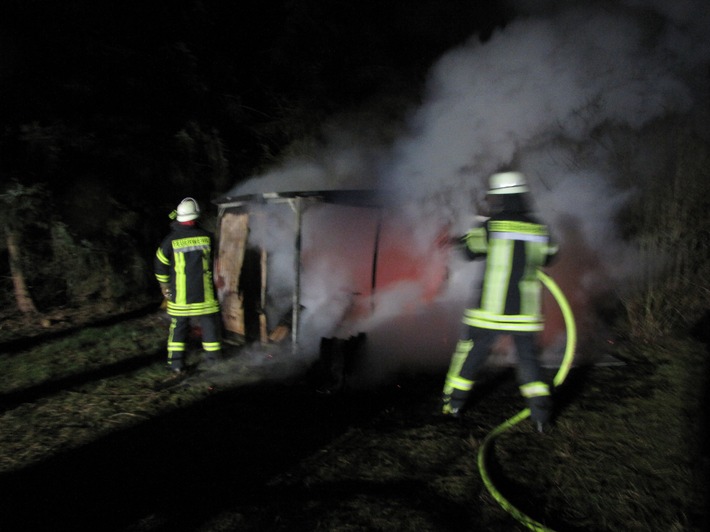 POL-NOM: Gartenlaube zwischen Uslar und Dinkelhausen in Brand gesteckt