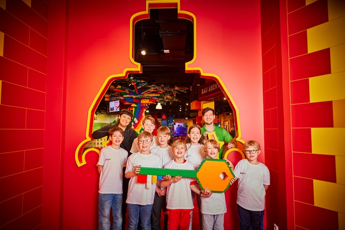 Ins Weltall fliegen, durch eine magische XXL LEGO Welt fahren, selbst gebaute Autos in Loopings testen: Das LEGO® Discovery Centre Hamburg bietet ab dem 13. Juni 2025 kreativen Spiel- und Lernspaß