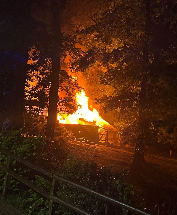 POL-AC: Feuer zerstört Lagerhaus im Alsdorfer Tierpark