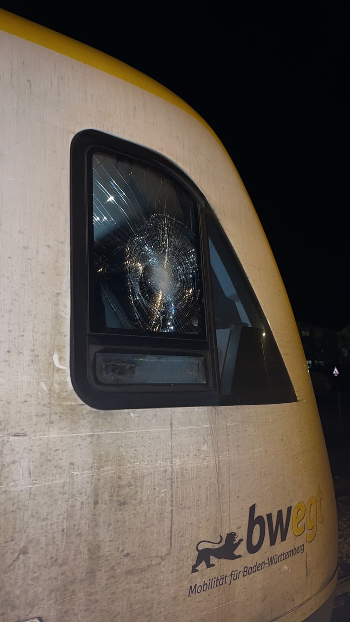BPOLI-WEIL: Mann schlägt auf Zugfenster ein - Zeugenaufruf