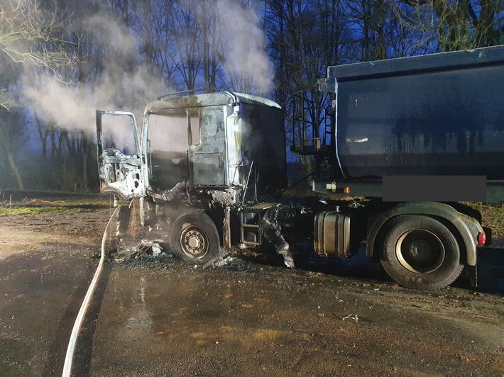Feuerwehr Kalkar: LKW-Brand Zugmaschine brennt aus