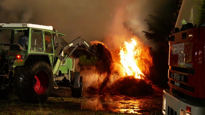 FW Celle: 200 Rundballen brennen in Garßen - Strohmiete in Vollbrand!