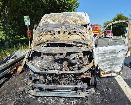 POL-DEL: Landkreis Wesermarsch: Transporter gerät auf der Bundesstraße 437 in Stadland in Brand +++ Drei Insassen bleiben unverletzt