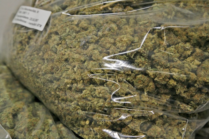 HZA-OS: Osnabrücker Zoll stellt mehr als ein Kilogramm Marihuana sicher; Straßenverkaufswert von etwa 10.000 Euro