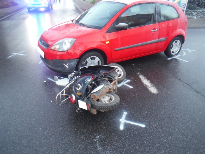 POL-DN: Unfall mit verletzter Motorrollerfahrerin