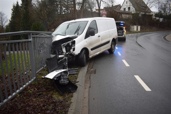 POL-HF: Alleinunfall auf abschüssiger Strecke - Fahrer ohne gültigen Führerschein unterwegs