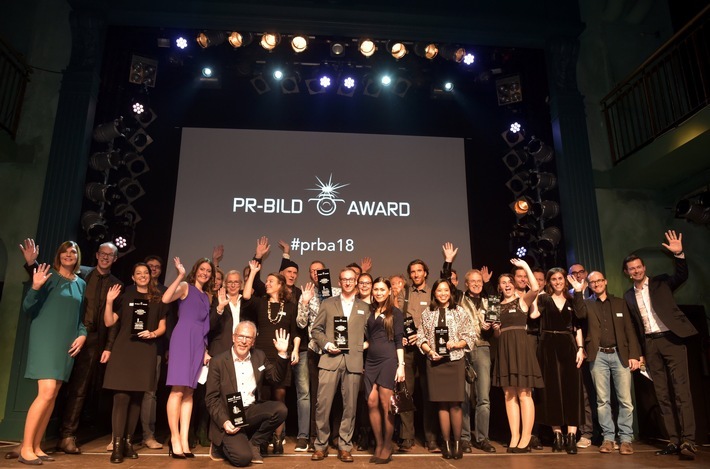 PR-Bild Award 2019: Am 24. Oktober verleiht news aktuell im resonanzraum St. Pauli in Hamburg den PR-Bild Award 2019. Bereits zum 14. Mal kürt die dpa-Tochter herausragende PR-Fotografie von Unternehmen, Organisationen und PR-Agenturen. Im letzten Jahr gewann der gemeinnützige Verein Mini Molars Cambodia mit "Dream Big" den renommierten Branchenpreis. Im Bild: Alle Preisträger des PR-Bild Awards 2018 inklusive Jurymitglieder und Geschäftsführer von news aktuell GmbH und news aktuell (Schweiz) AG. Weiterer Text über ots und www.presseportal.de/nr/6344 / Die Verwendung dieses Bildes ist für redaktionelle Zwecke honorarfrei. Veröffentlichung bitte unter Quellenangabe: "obs/news aktuell GmbH/Frank May"