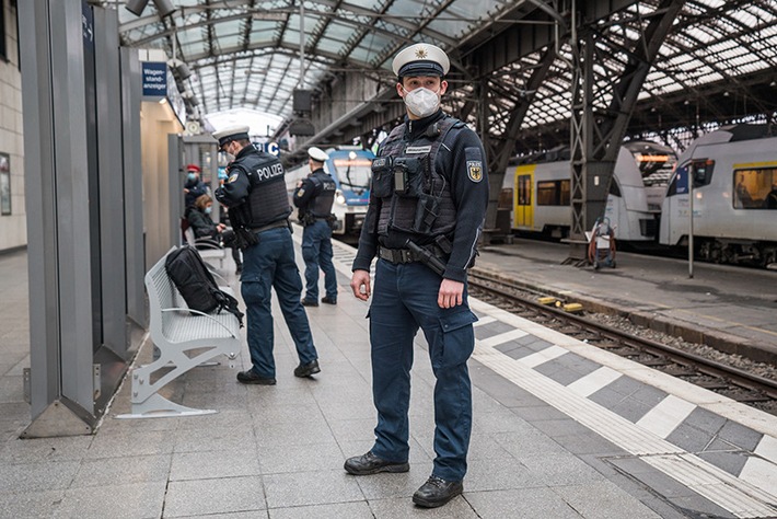 BPOL NRW: Bundespolizei sperrt Gleise wegen &quot;herrenlosem Gepäckstück&quot;