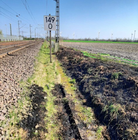 BPOL-FL: Jübek - Böschungsbrand sorgt für Sperrung der Bahnstrecke