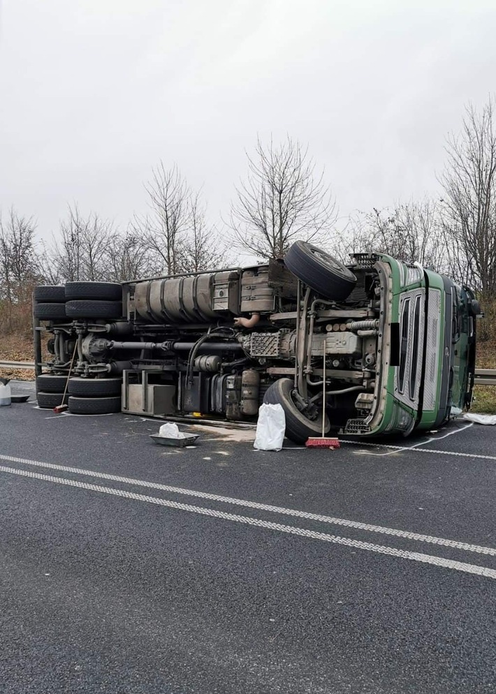 FW Selfkant: LKW auf der B56n umgekippt