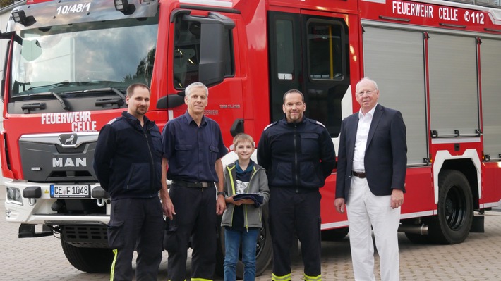 FW Celle: Kleiner Feuerwehrfan gewinnt großen Rundflug