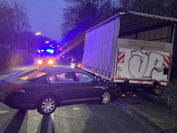 POL-BI: Kollision mit geparktem Lkw