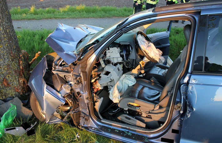 POL-MI: Auto kracht gegen Baum