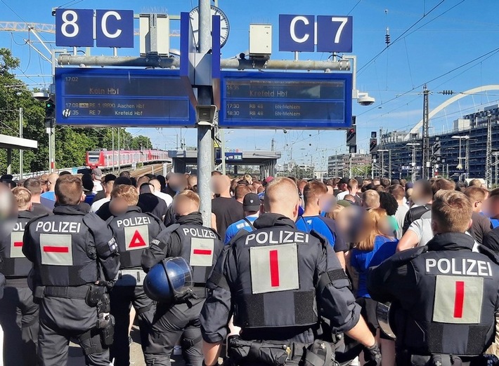 BPOL NRW: Der 1.FC Köln empfängt Gäste aus Gelsenkirchen: Bundespolizei mit verstärkten Kräften im Einsatz