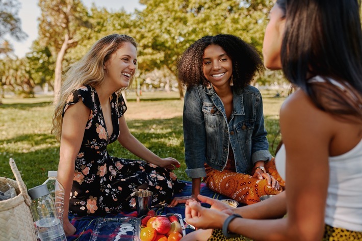 Was für die einen ein fröhliches Picknick ist, kann für die anderen zu einer lebensgefährlichen Situation werden und erfordert sofortige Hilfe: Ein allergischer Schock, ausgelöst bspw. durch einen Insektenstich, kann ab sofort mit nasalem Adrenalin behandelt werden. / Weiterer Text über ots und www.presseportal.de/nr/54690 / Die Verwendung dieses Bildes für redaktionelle Zwecke ist unter Beachtung aller mitgeteilten Nutzungsbedingungen zulässig und dann auch honorarfrei. Veröffentlichung ausschließlich mit Bildrechte-Hinweis.