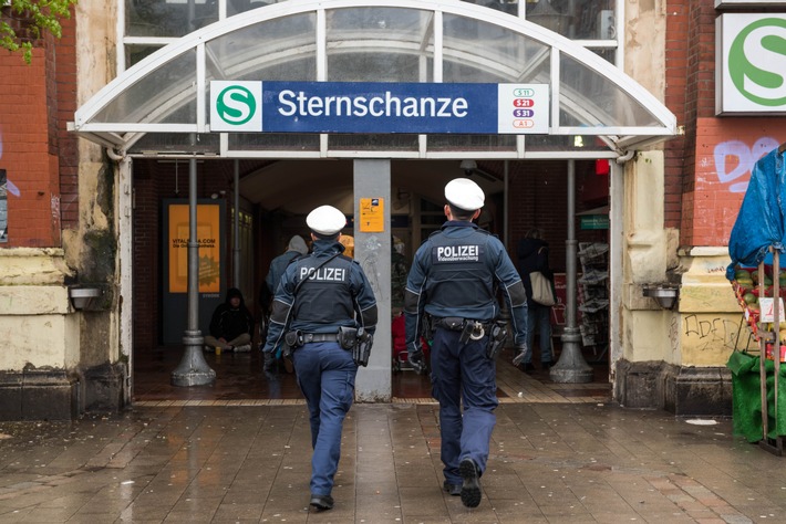 BPOL-HH: Bundespolizisten nehmen zwei mutmaßliche Dealer in Hamburger U-Bahnstation fest-